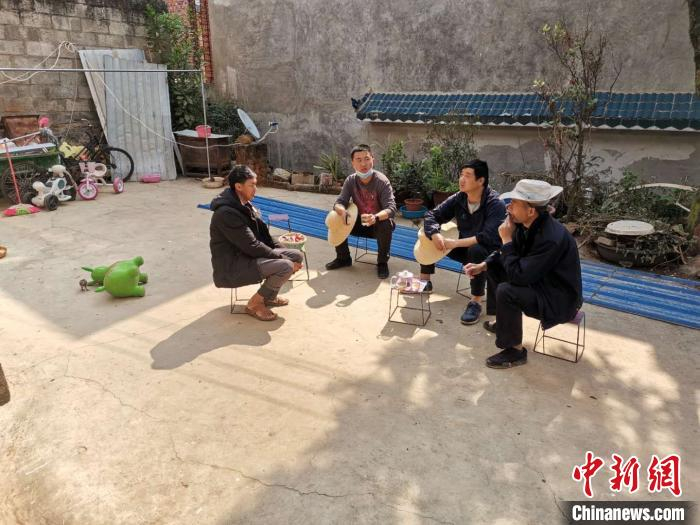 图为陈世满与同事到村民家中了解情况。云南省公安厅供图