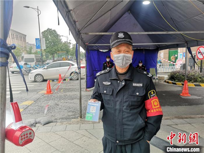     福鼎家园门口保安出示健康码的二维码。　张煜欢　摄