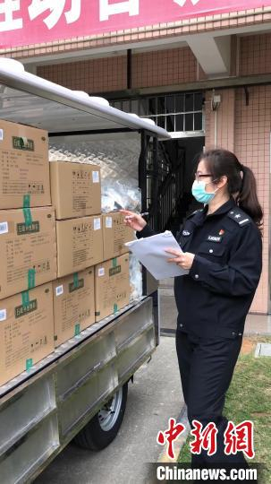 中山市看守所辅警苏燕英统计日用品 岳弓 摄