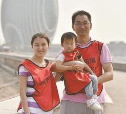 图②查鹏戴佳一家三口。 