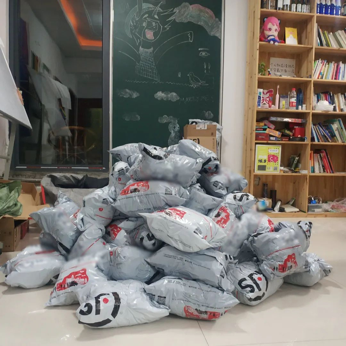 ▲志愿者们在医院领取药物后，回工作室打包。受访者供图