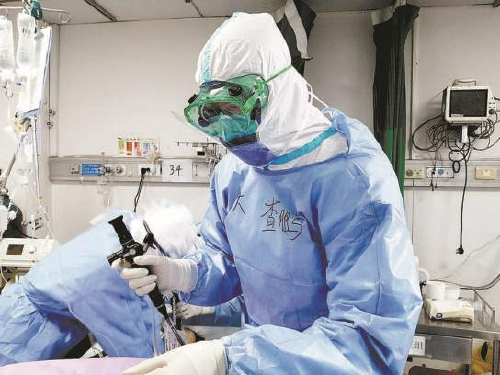 图①查鹏医生在湖北省鄂州市中心医院抗疫一线。 