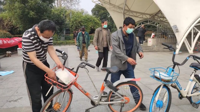  志愿者为滞留在中山公园地铁站的人员送去热盒饭