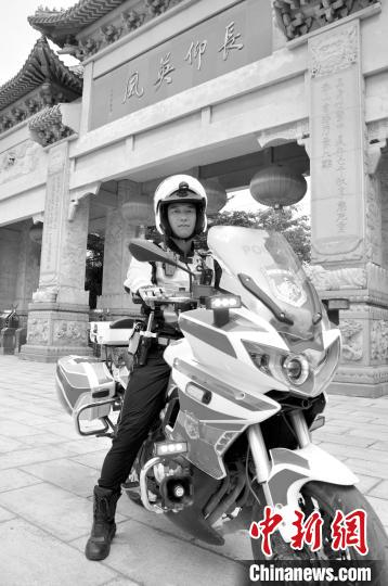 东莞市公安局石碣分局铁骑大队辅警刘杰生前工作照 岳弓 摄
