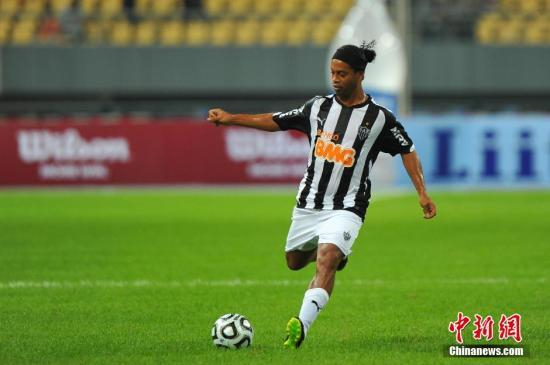 　　资料图：6月28日晚，2014豪门中国赛南宁站——广州恒大VS米内罗竞技落幕。广州恒大上半场曾将比分拉至3：1，但在下半场米内罗竞技很快赶超，以4：3打败广州恒大。图为小罗纳尔多传球。中新社发 洪坚鹏 摄