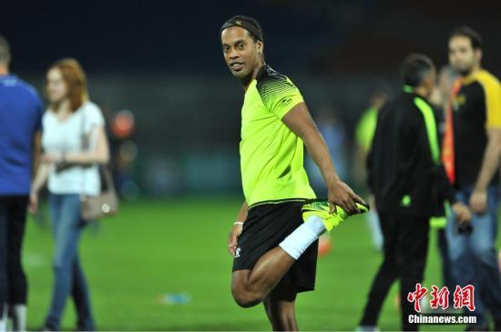 　　资料图：9月27日晚，2016南美VS欧洲全明星足球盛宴在成都上演。两支球队的主力阵容包括2004年世界足球先生罗纳尔迪尼奥、2002年世界足球先生里瓦尔多、葡萄牙巨星菲戈等人。 张浪 摄