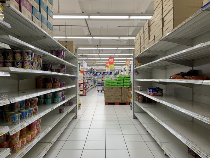 超市内方便面货架上不少品种缺货