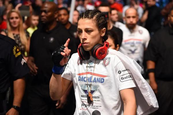 乔安娜曾经是女子草量级的王者。