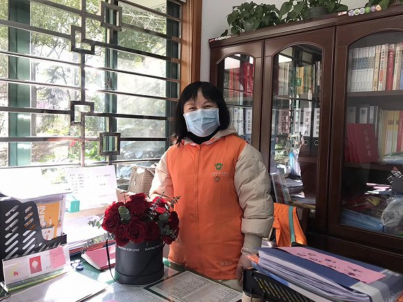 静安区供图 ｜ 2月16日，黄蓓在工作岗位上过了一个难忘的生日。