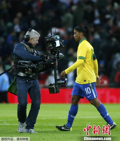 　　资料图：北京时间2013年2月7日，一场国际热身赛在温布利球场展开交锋，英格兰主场2比1力克巴西，罗纳尔迪尼奥射失点球，鲁尼传射建功，兰帕德绝杀，弗瑞德一度扳平比分。英格兰23年来首胜巴西。