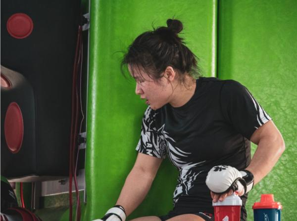 张伟丽的训练异常刻苦。