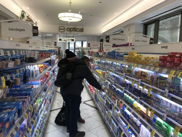 (沃尔格林药店内非处方药区域 新华社记者汪平摄)