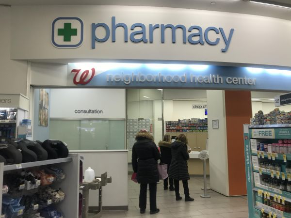 (沃尔格林内处方药区域 新华社记者 汪平摄)