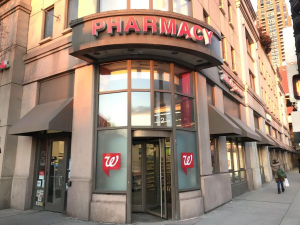 (位于芝加哥市区的沃尔格林药店 新华社记者汪平摄)