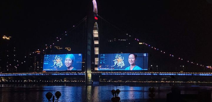 △广州的一处户外大屏播放“我的同乡英雄”人物海报