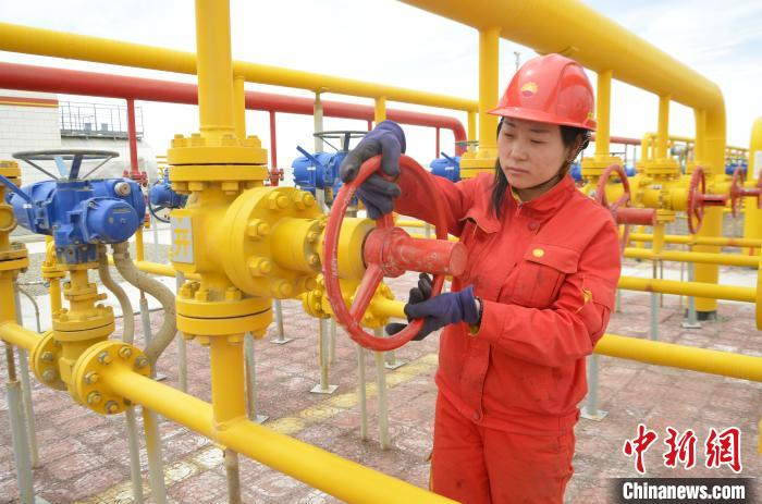     图为刘馨思雅正在给气田作业区的气井做检查。 青海油田供图