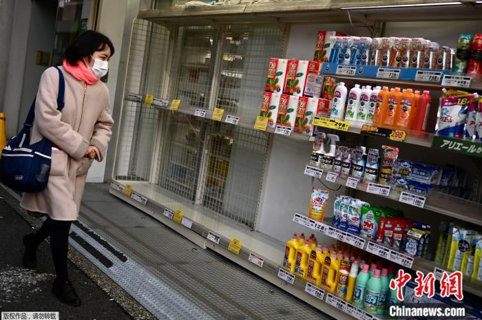  当地时间3月1日，日本东京一家商店内，货架上的卫生纸遭疯抢，所剩无几。