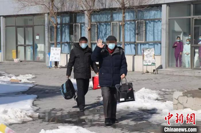     图为通辽市最后2名新冠肺炎确诊患者出院。 通辽日报供图