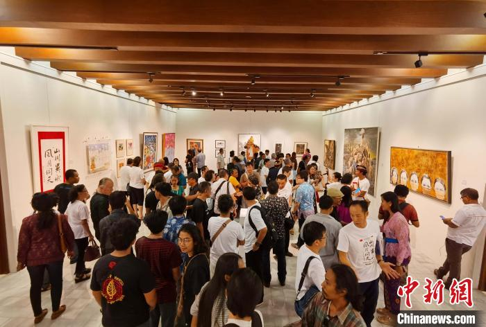 图为画展现场。　中国驻登巴萨总领馆 供图 摄