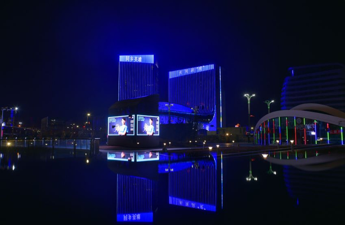 △乌鲁木齐的一处户外大屏播放“我的同乡英雄”人物海报