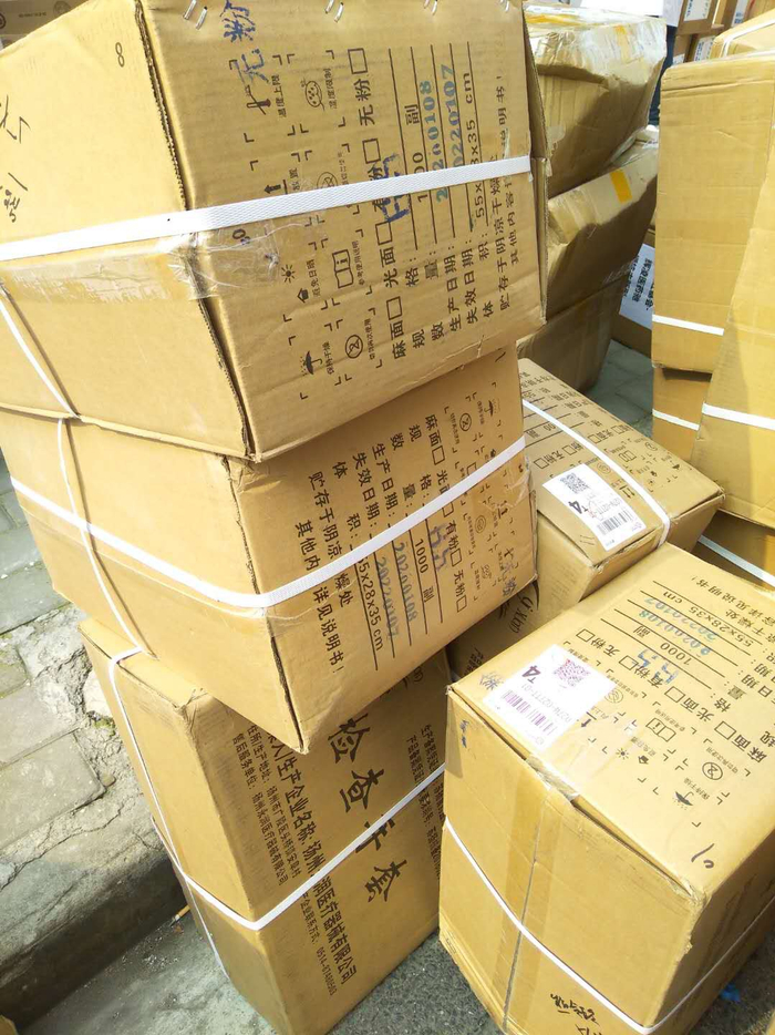 邓森等人为武汉中心医院运送的物资