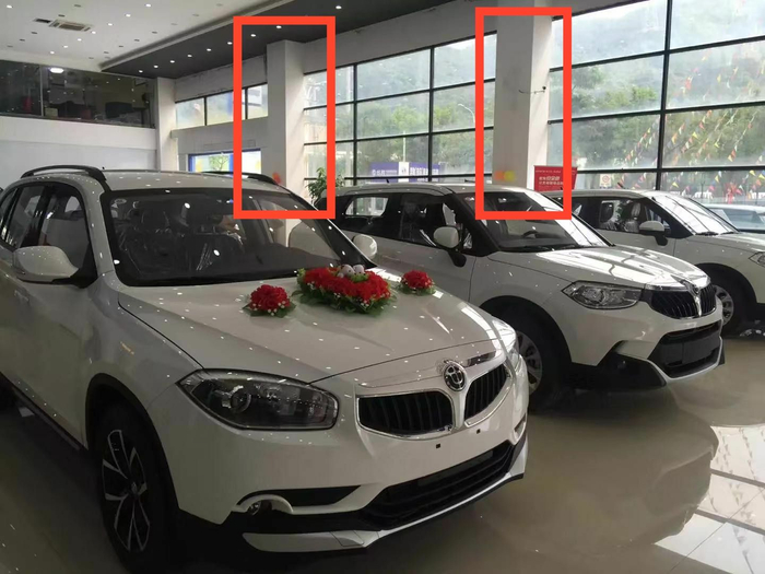 涉事建筑一楼内部图片，红圈处为支撑钢管。 受访者供图