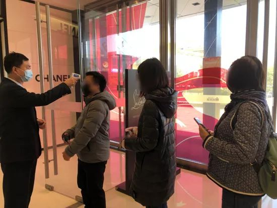 杭州大厦开业当天消费者排队于商场入口测温 &nbsp;图片来源：杭州网
