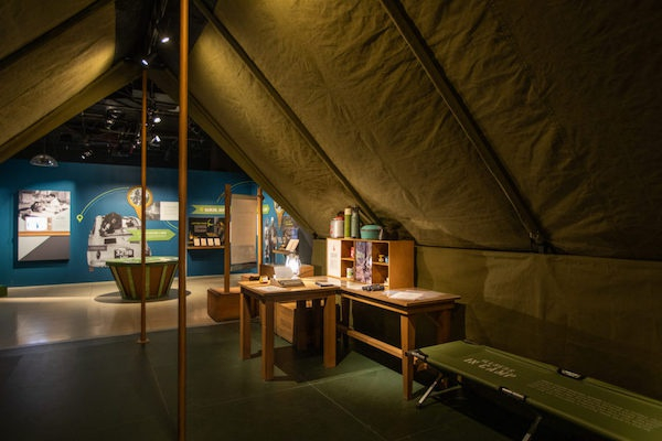展厅内复制的帐篷让参观者回到了60年代的非洲丛林