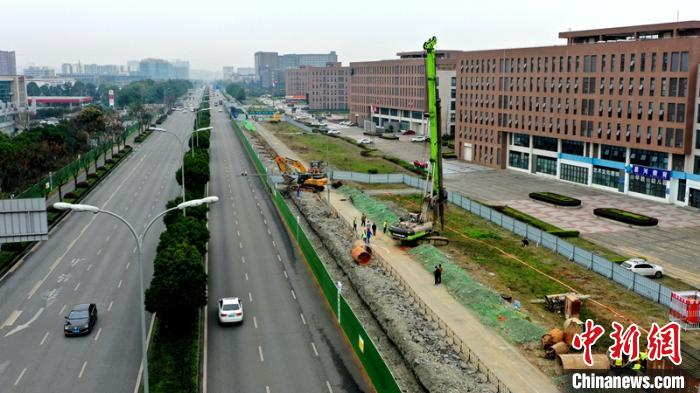 成都市羊西线改造工程二标段建设全面铺开。　马鹏飞 摄
