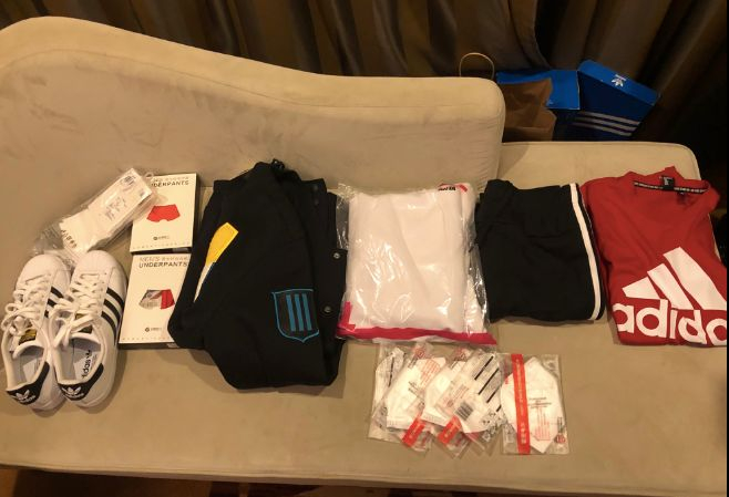 ▲3月7日早上，申军良给记者展示为申聪准备的衣服和鞋子。新京报记者王翀鹏程 摄