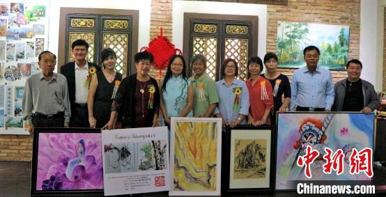     女艺术家们展示作品　黄禧燕　摄