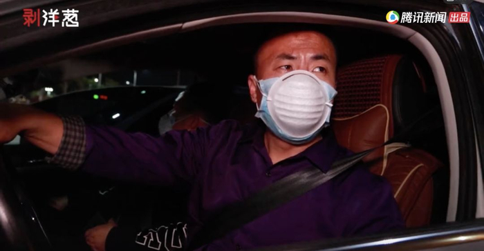 ▲3月6日晚上8时许，申军良驾车一天一夜抵达广州。视频截图