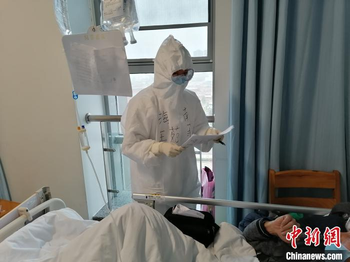 海南医学院第二附属医院内分泌科主治医师王苑菲在工作中。　海医二院供图 
