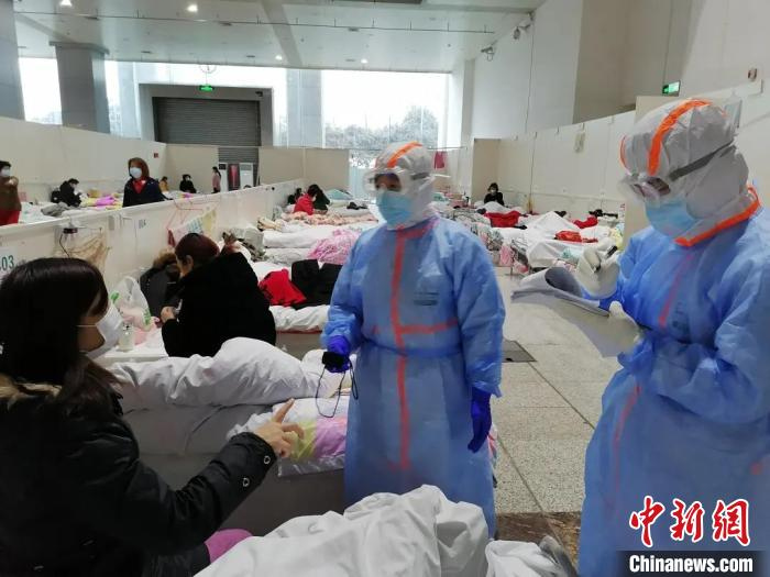 李萍和团队在方舱医院工作中。　受访者供图