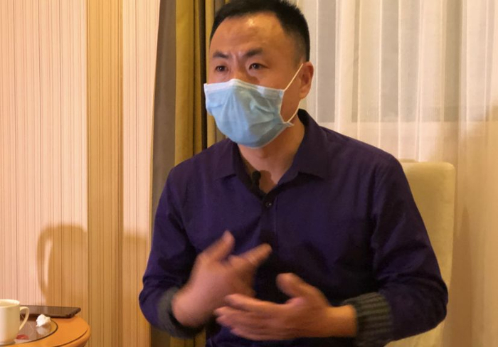 ▲3月7日凌晨，申军良接受记者采访。新京报记者王翀鹏程 摄