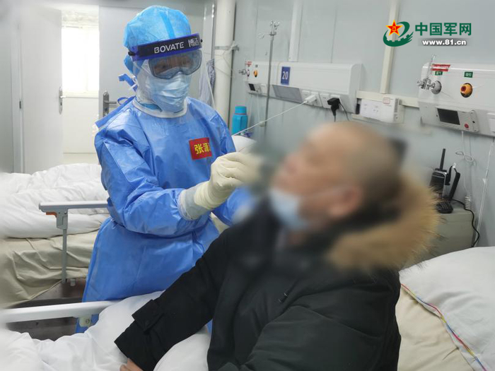 火神山医院感染五科一病区医生张源源在病房工作。陈艺 摄