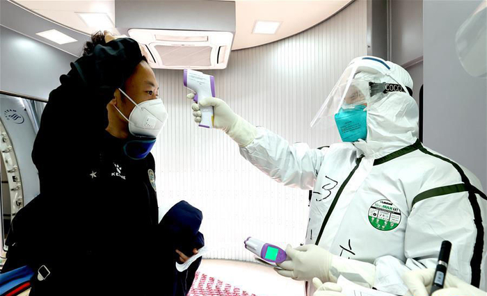 上海海关与机场、边检、航司等已建立联防联控机制。  图片来自微博“海关发布”