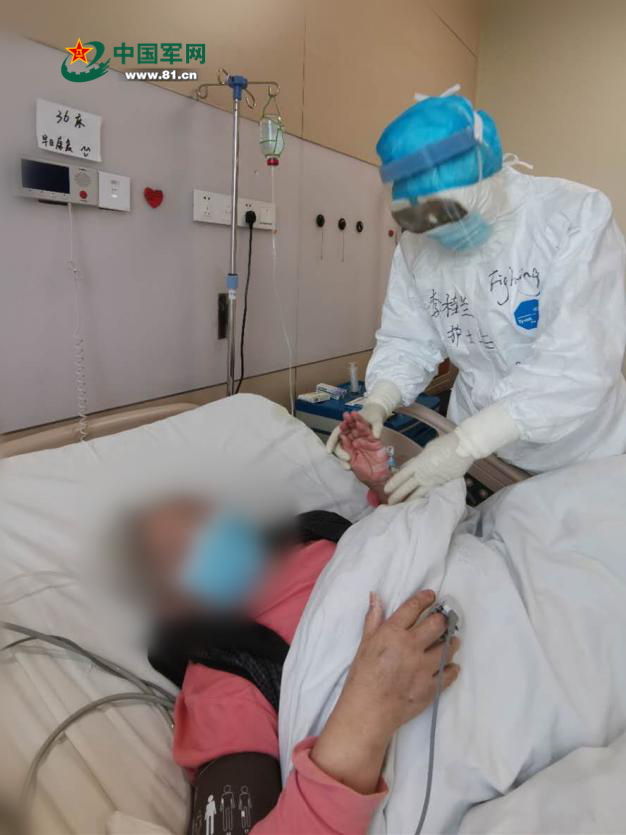 李桂兰在泰康同济医院救治患者。耿华 摄