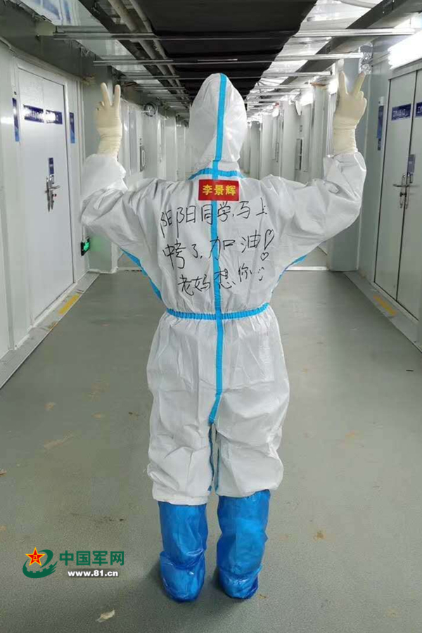 李景辉用特殊的方式给儿子加油。张惠芬 摄