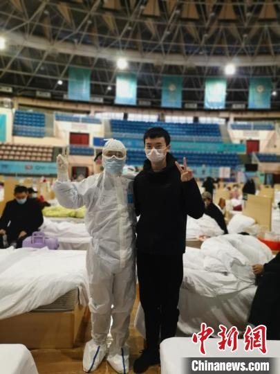 洪榛和患者的特殊合影。浦江县人民医院提供