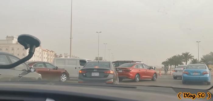 有沙特网民发布视频，显示盖提夫当地车辆已无法出城 视频截图