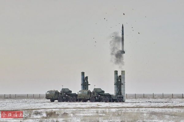 资料图：S-400系统发射48H6E远程防空导弹。