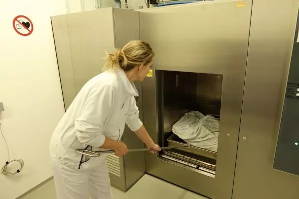 ▲莱比锡圣乔治医院传染病中心医用废物消毒设备（任珂/摄）传染病中心设施先进