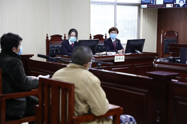 　　庭审中,公诉人在庭上讯问谢某和周某