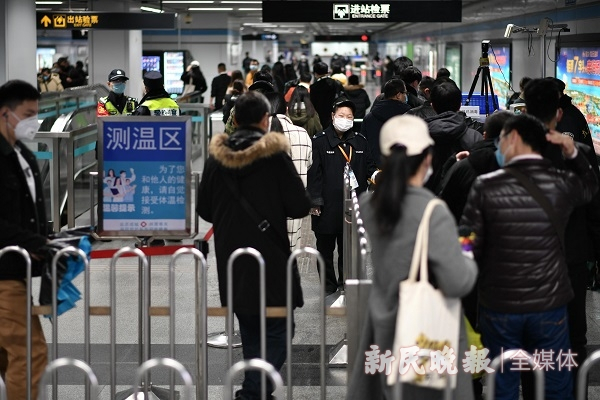 图说：今早地铁客流明显增多 新民晚报记者 陈梦泽 摄（下同）