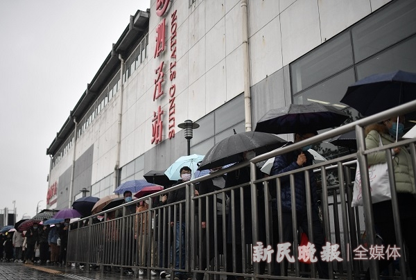 图说：今天早上，轨交九亭站迎来大客流，车站工作人员适时采取限流措施