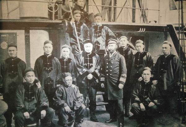 邓世昌与致远舰同袍合影