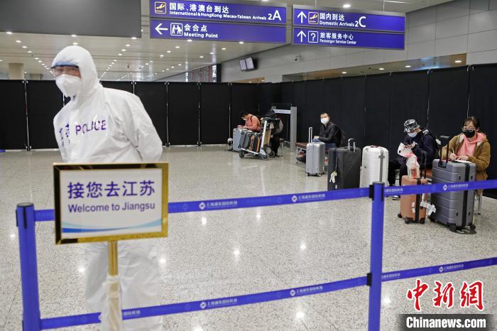 江苏省派出工作人员在浦东机场T2航站楼，对入境旅客集中接回。　殷立勤 摄
