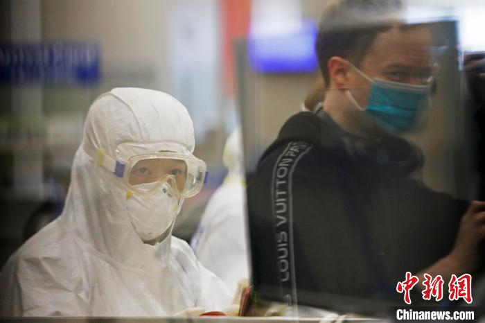 边检民警对入境旅客进行个人信息核查。　殷立勤 摄