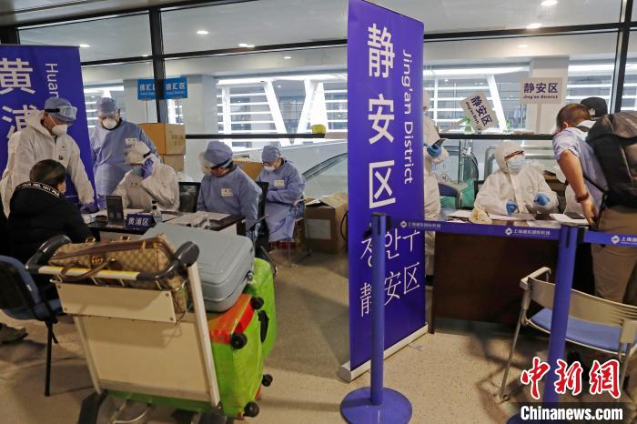 上海市16个区派驻浦东机场工作人员正在对入境旅客进行信息核查。　殷立勤 摄